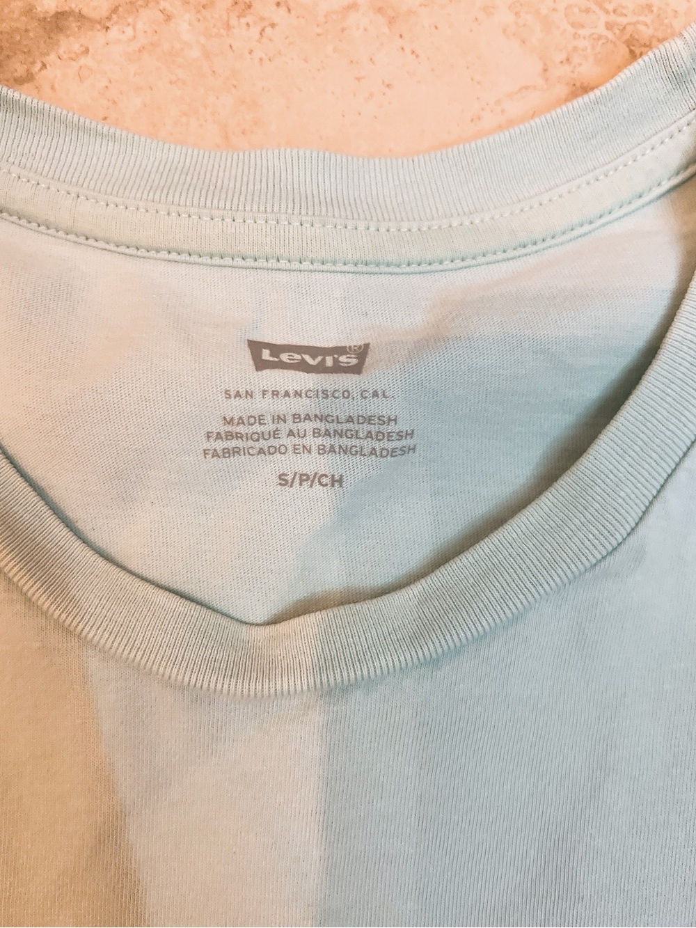 Free- Levi’s tee - Picture 2 of 2